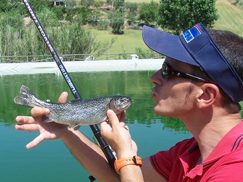 Pesca a trota lago in estate