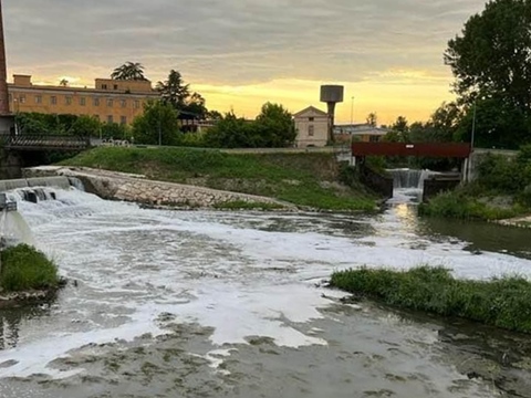 Grave inquinamento sul fiume Bacchiglione